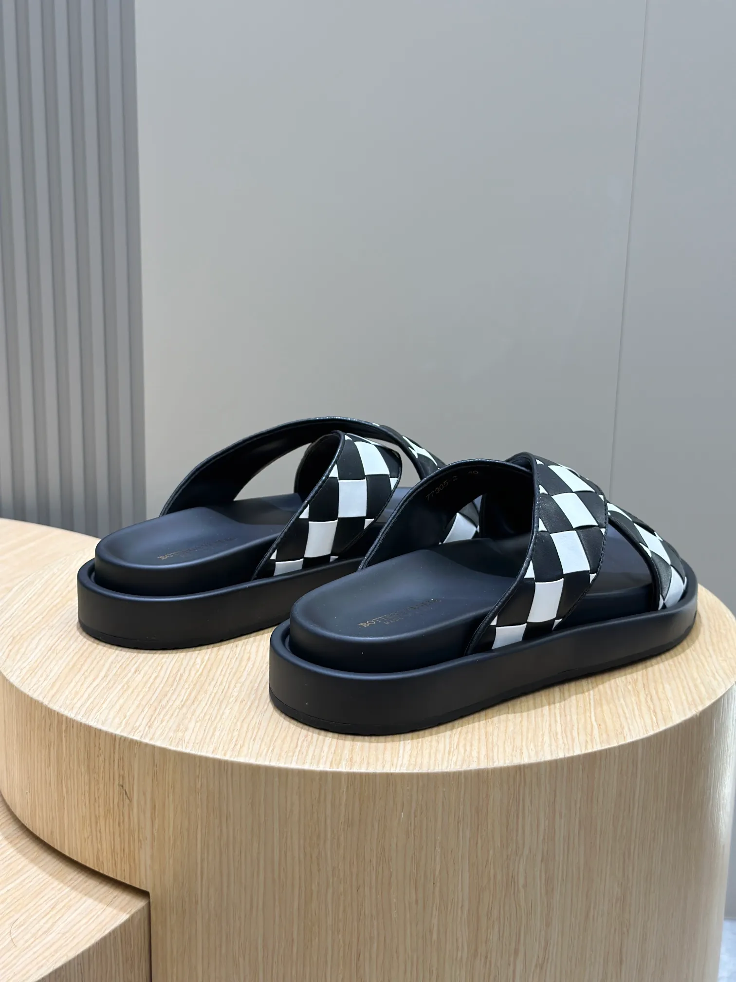 Factory price: 360💰BV hand-woven men's slippers and sandals - suitable for walking. It still emphasizes minimalism and practical wearability, but is full of vivid artistry. Super classic, luxurious and comfortable, imported cowhide + cowhide lining + lightweight outsole Size: 39-44 (customized at 38.45)